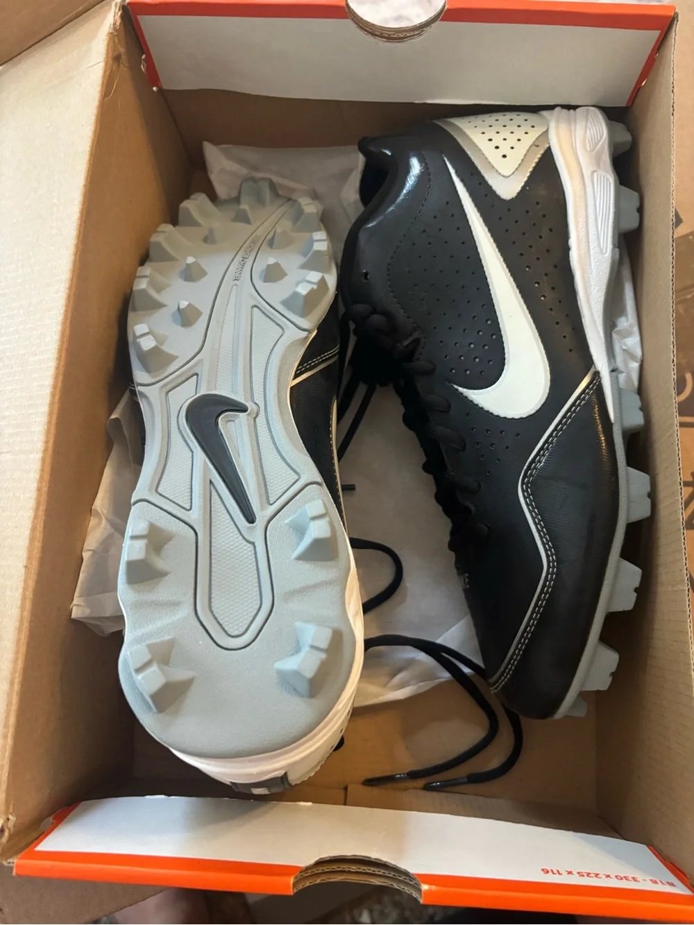 Nike Men’s Black/White baseball Cleats